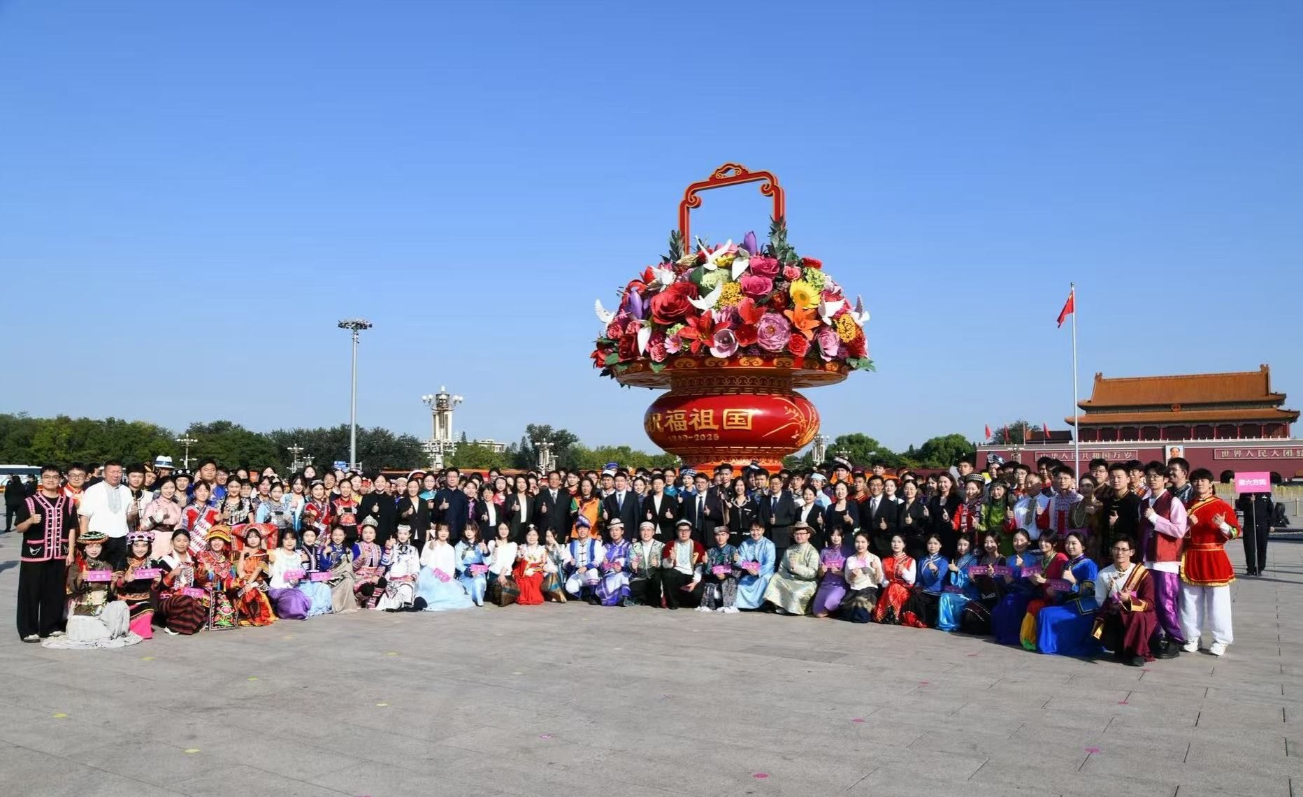 學校169名師生代表參加烈士紀念日向人民英雄敬獻花籃儀式