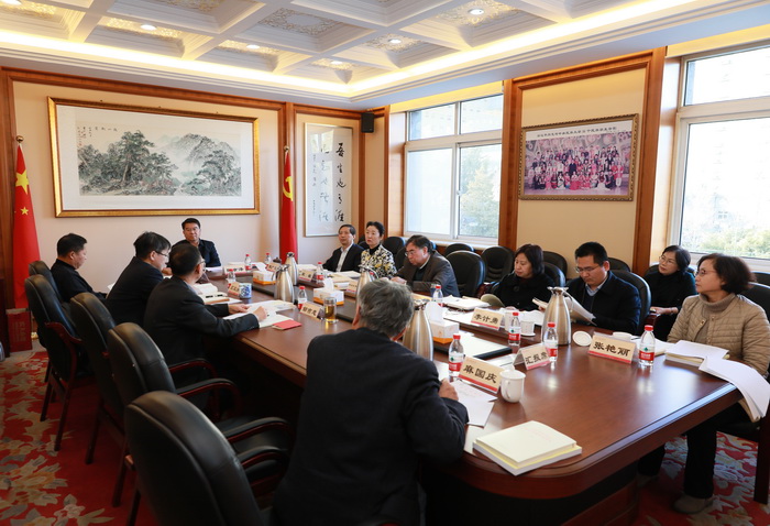 校黨委理論學習中心組開展專題學習研討