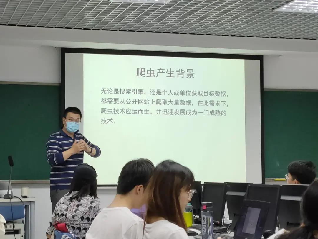 新聞與傳播學(xué)院和信息工程學(xué)院跨學(xué)科推出“網(wǎng)絡(luò)爬蟲原理與應(yīng)用工作坊”