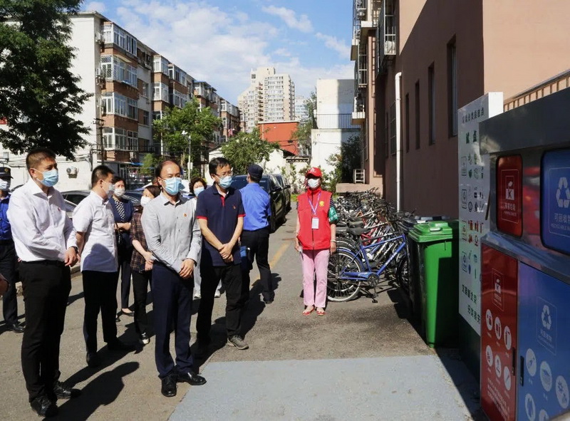 北京市海淀區委常委、區紀委書記鮑雷視察中央民族大學社區生活垃圾分類工作