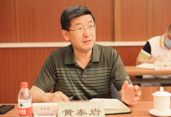 學(xué)校疫情防控工作會(huì)議要求：切實(shí)把防疫責(zé)任放在心上 扛在肩上 拿在手上