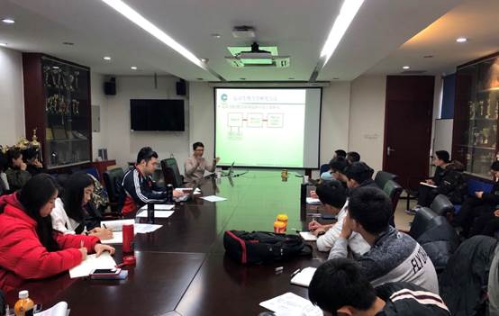 說明: 圖片包含 室內(nèi), 天花板, 人員, 墻壁描述已自動生成 說明: 圖片包含 室內(nèi), 天花板, 人員, 墻壁描述已自動生成