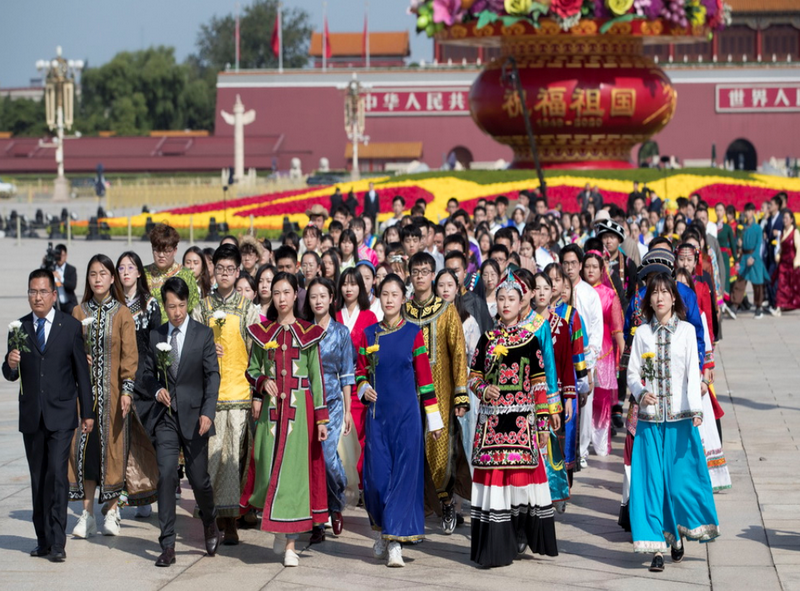 我校各民族師生代表參加烈士紀念日向人民英雄紀念碑敬獻花籃儀式