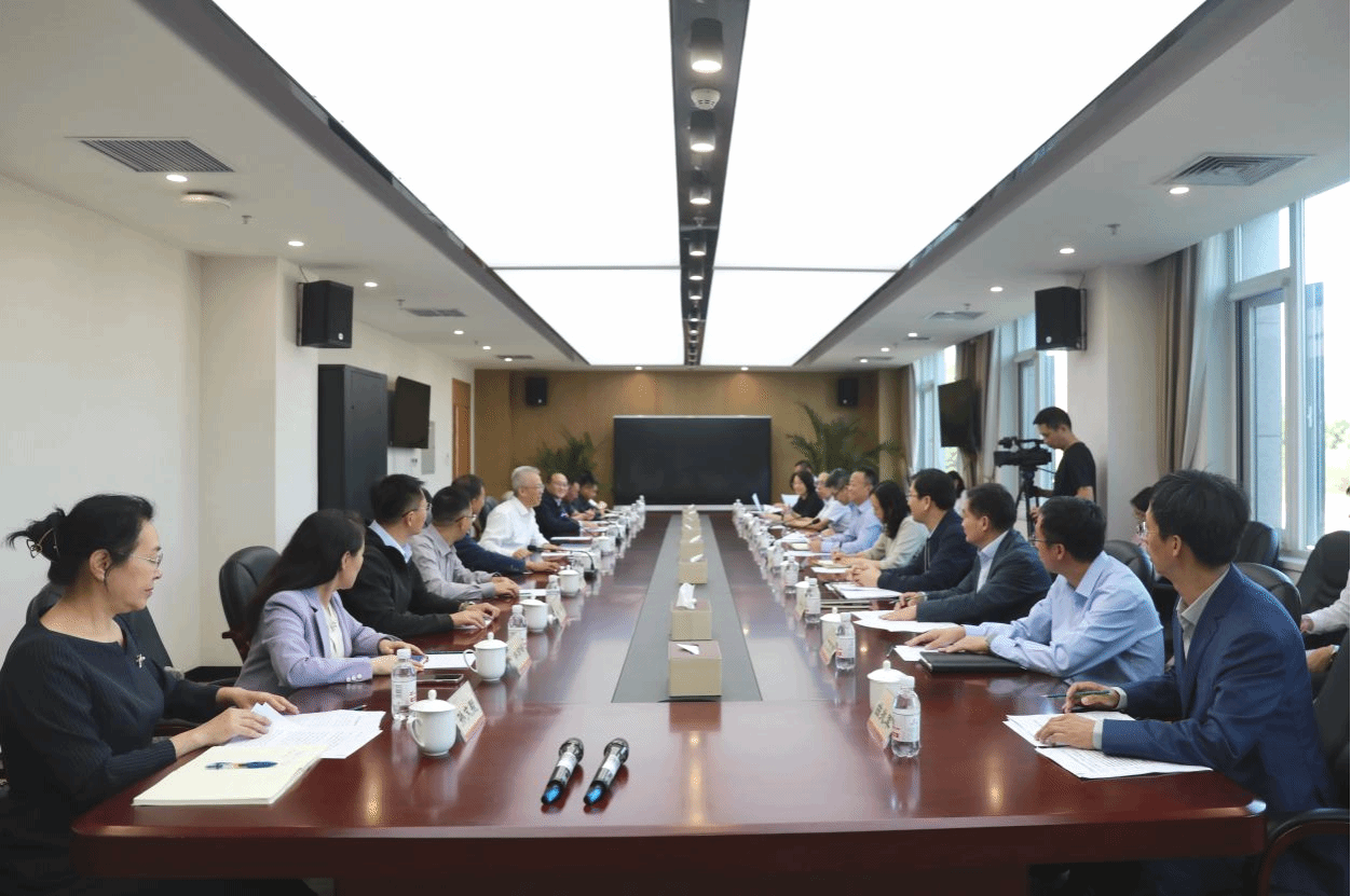 豐臺區委副書記、區長張艷林一行來校調研