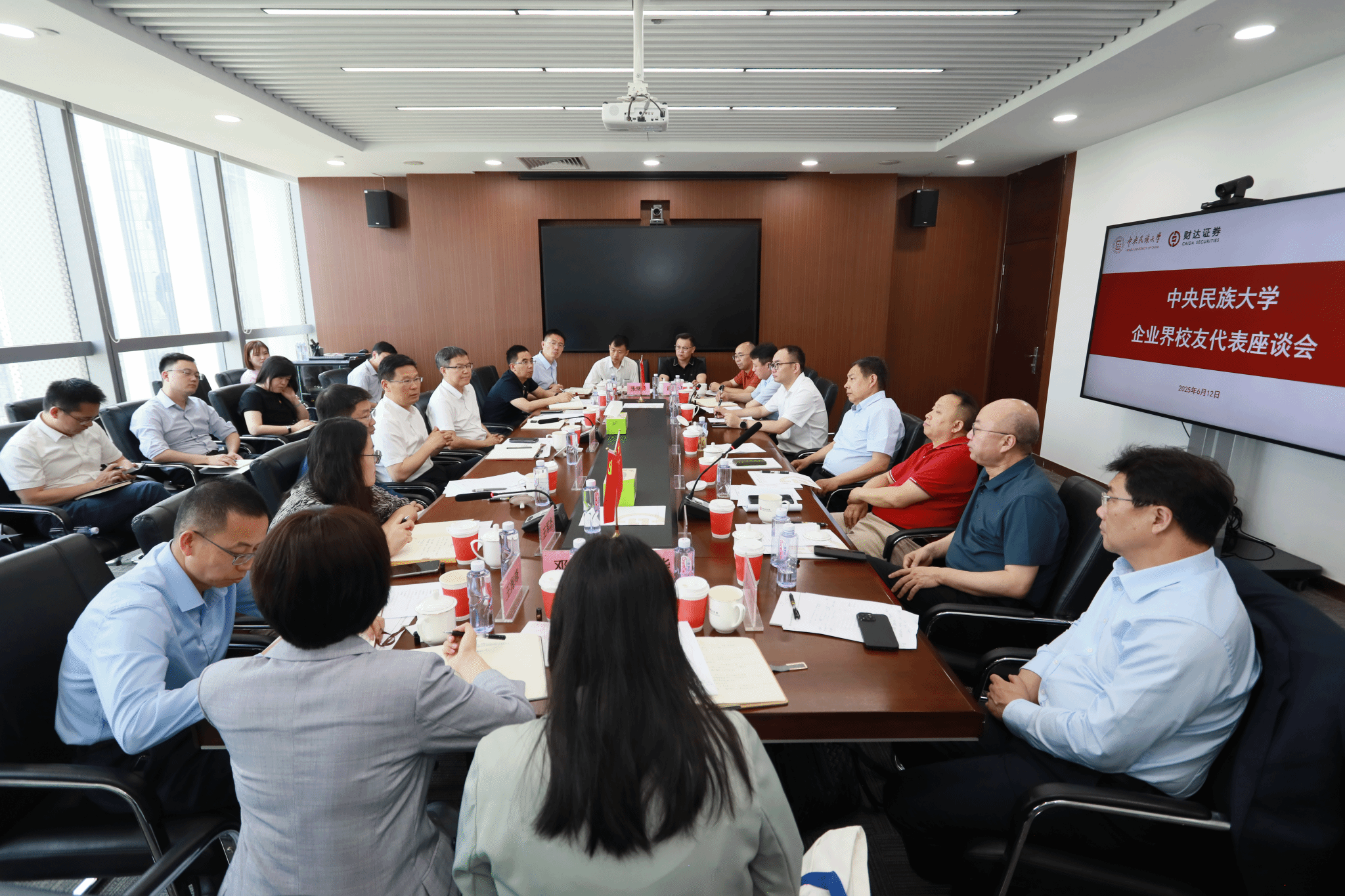 查顯友帶隊赴豐臺區(qū)訪企拓崗并與企業(yè)界校友代表座談