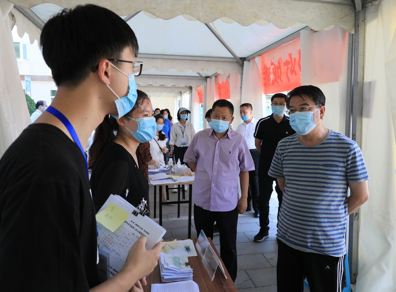 張京澤一行檢查指導第二批返校學生工作：久別重逢，學校再迎畢業生返校日