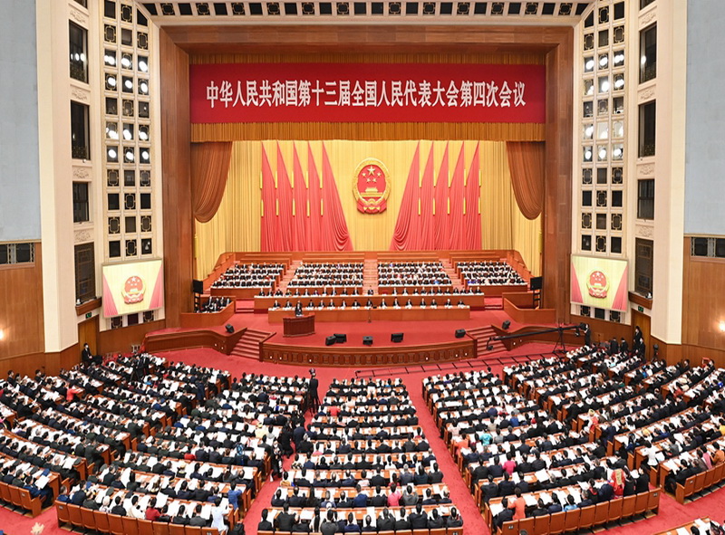 學校各族師生關注兩會熱點 熱議政府工作報告
