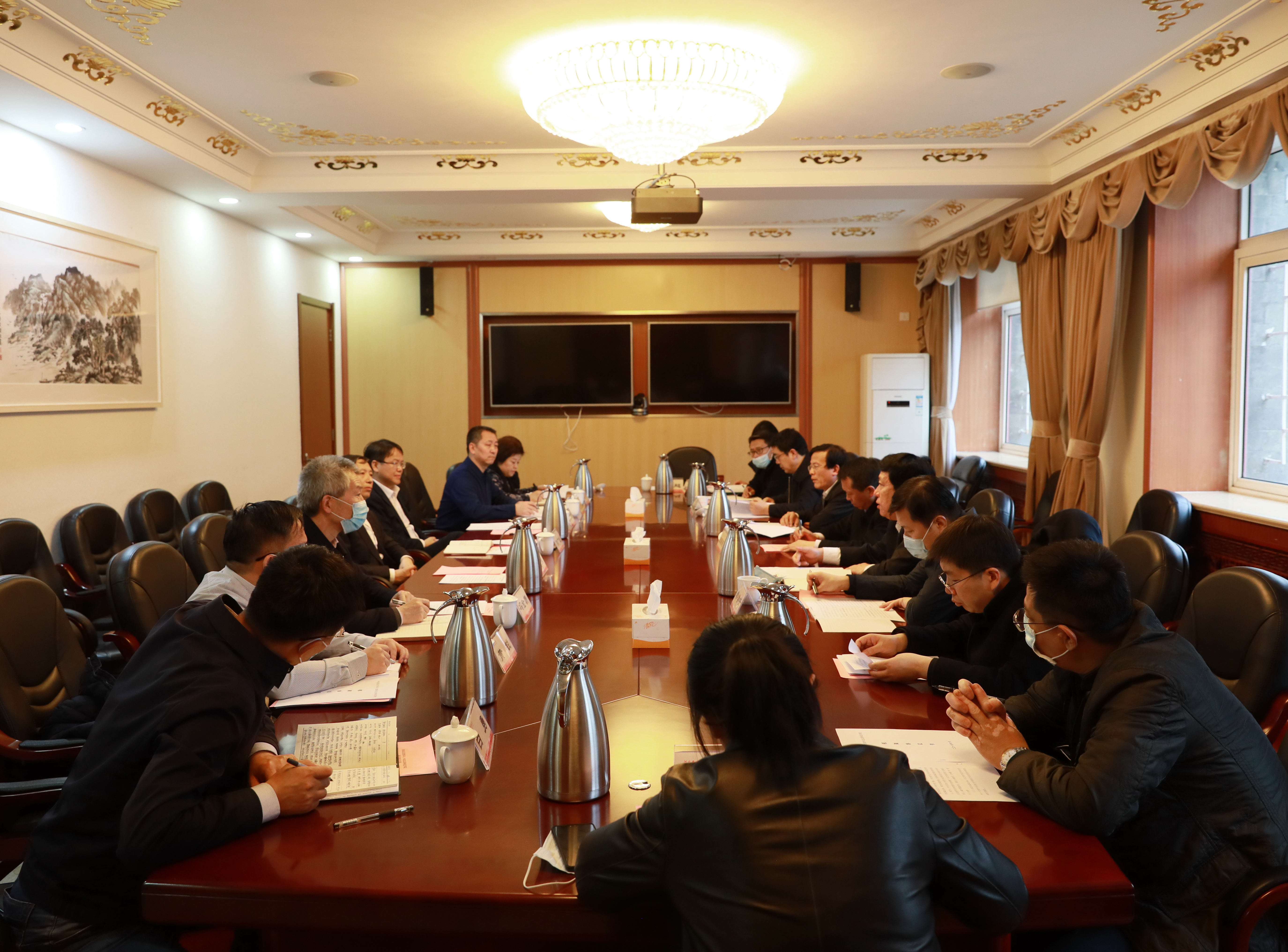河北民族師范學院黨委書記蘇國安一行來校交流調研